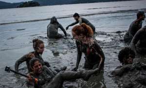 动态美女污(巴西最“污”的节日，美女着装清凉不顾形象，和男性在泥地里打滚)