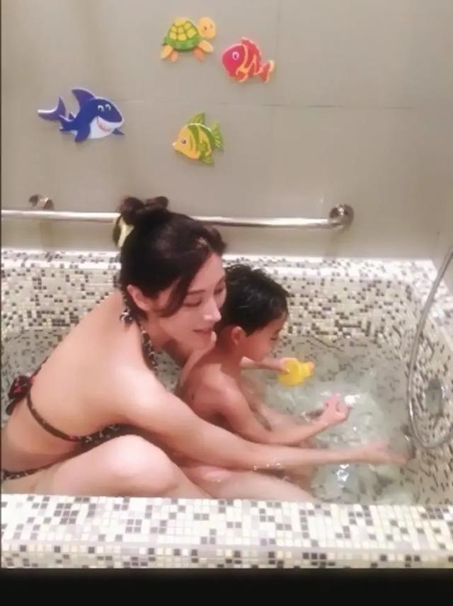 辣眼睛!李亚鹏亲吻15岁女儿大腿,再亲密的父女也要有分寸感