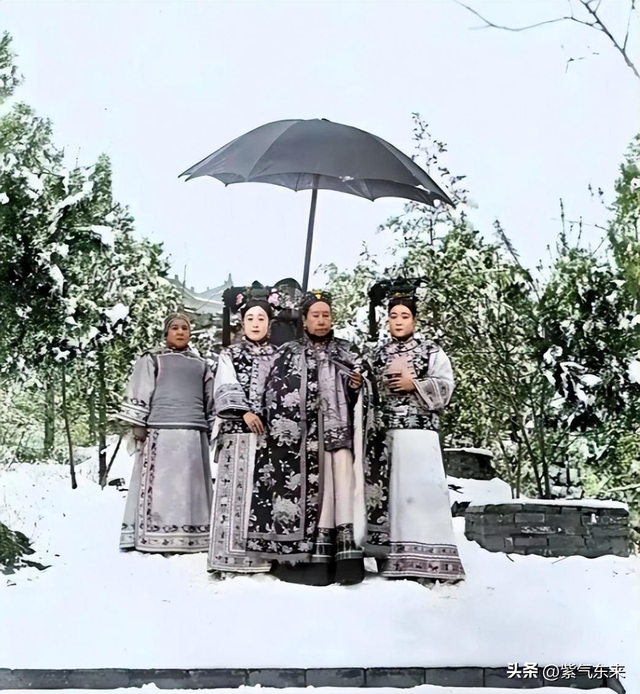 罕见照片:日本女人竟如此开放大胆,女学生脱光衣服全身赤裸上课