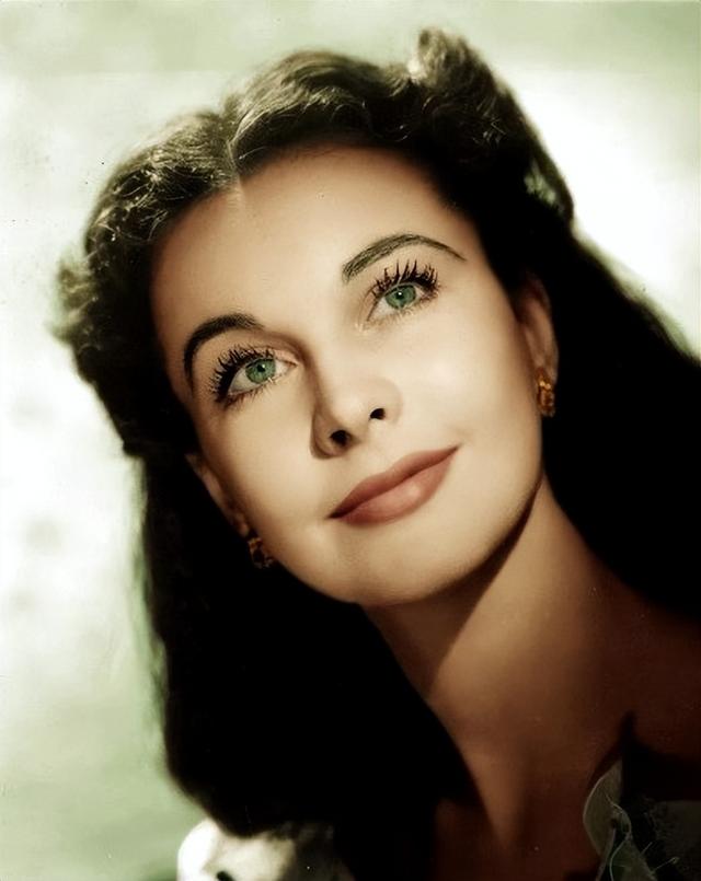 1956年,43岁的费雯丽和30岁的梦露同框,对比惨烈,美人也怕迟暮