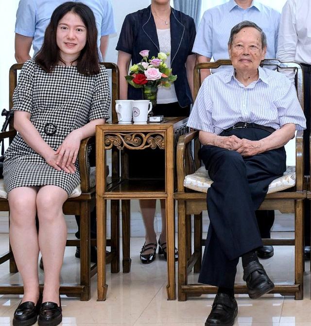 杨振宁精神矍铄与妻子合体亮相,44岁翁帆发福水肿,憔悴了不少
