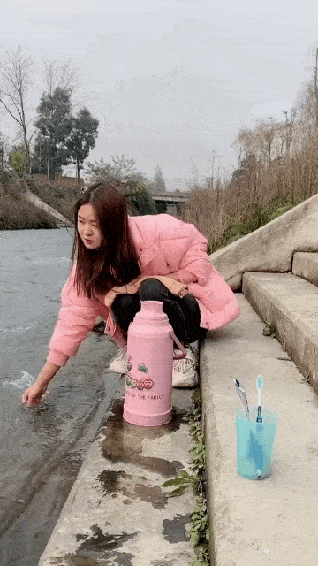 太抢镜了!上海一女子地铁穿搭太靓眼,有男乘客竟然坐过站了!