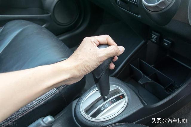 自动挡汽车在这4种情况下,切记不要使用D档!如果不怕花钱你就用