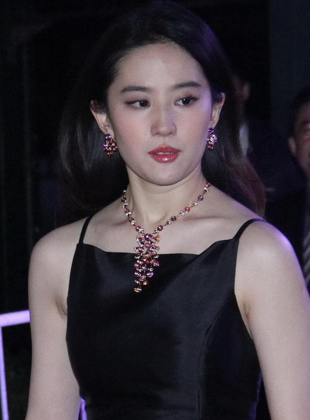 现在嫌她们丑,当年追成狗!这些发福的女明星,当年都是大美女