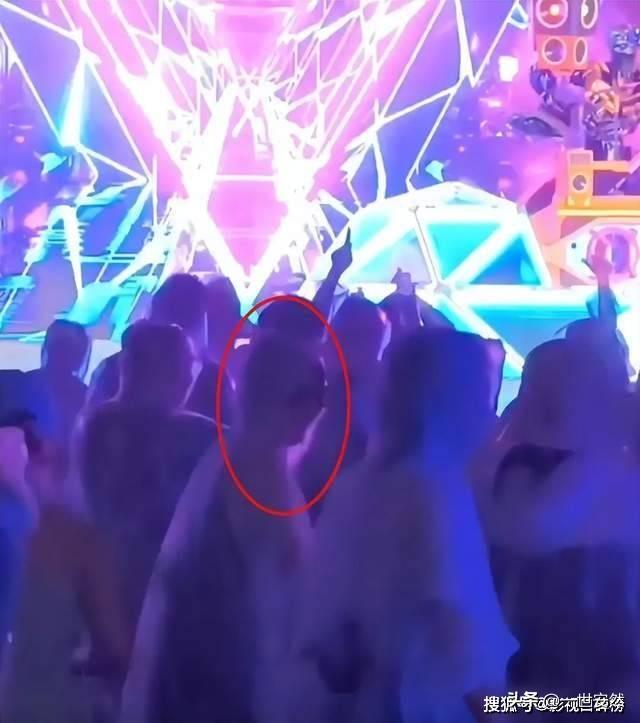 马伊琍带着女儿蹦迪,穿着雨衣在人群中肆意跳舞,活力四射