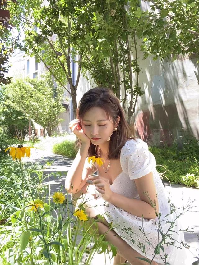 人比花娇!美女体育主播小南绝美身材 泡泡公主裙展现醉人笑容