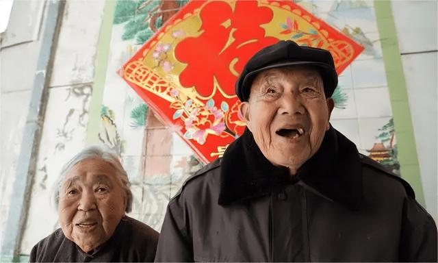 少女竟被大叔带到酒店,美女主动脱去衣服,献身五十岁的老男人!