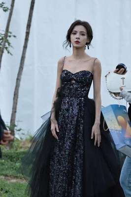 曦美女(校花#张予曦，大学生电影节高开叉裙秀美腿，双肩裸露锁骨吸睛)