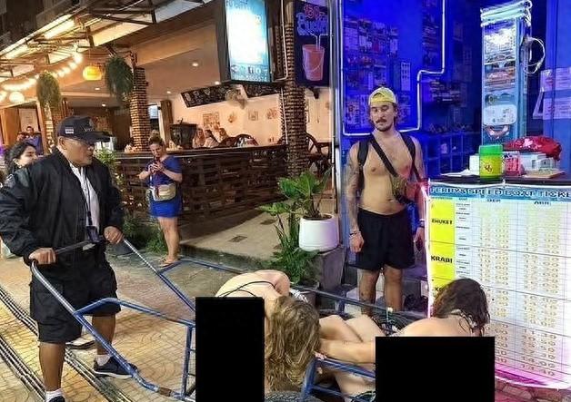 俩外国女孩在泰国醉到昏迷,近乎赤身很狼狈,被抬上手推车引围观