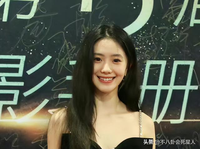明明是美女,笑起来却很“恐怖”,这6位女星,不笑美艳一笑瘆人