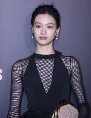 美女批(21岁女演员穿黑色透视装秀好身材，刚出道就穿性感装被批博眼球)