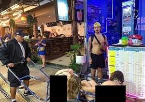 潜艇挑战美女(俩外国女孩在泰国醉到昏迷，近乎赤身很狼狈，被抬上手推车引围观)