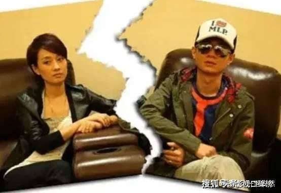 马伊琍带着女儿蹦迪,穿着雨衣在人群中肆意跳舞,活力四射