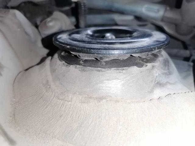 别克英朗走水泥路面或过减速带底盘“咚咚”异响,胖哥检查分析