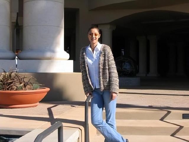 “最美女排副攻”李月明近况:二婚嫁美国人,今定居美国婚姻幸福