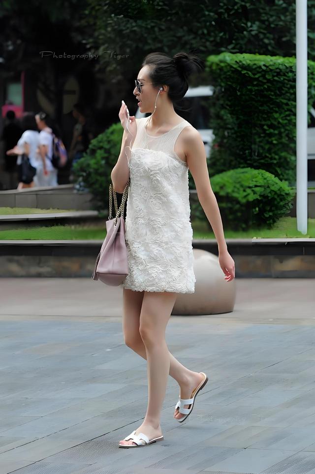 半透明诱惑,透视短裙街拍诠释内在美的自信风采