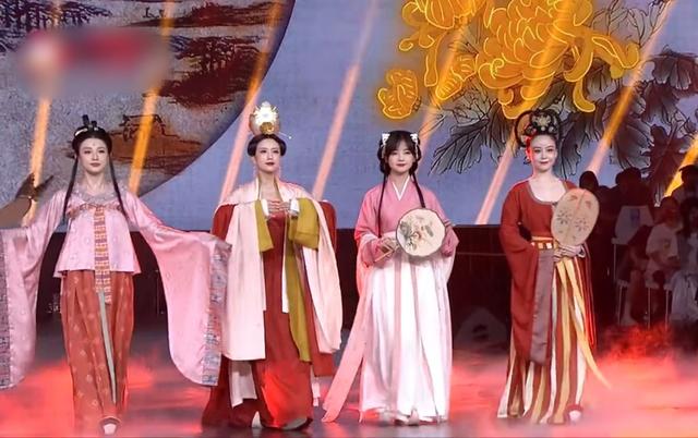 央视五位美女主播齐亮相!张蕾汉服端庄优雅,王冰冰造型清秀可人