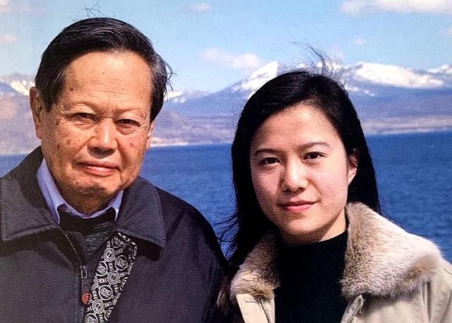 杨振宁精神矍铄与妻子合体亮相,44岁翁帆发福水肿,憔悴了不少