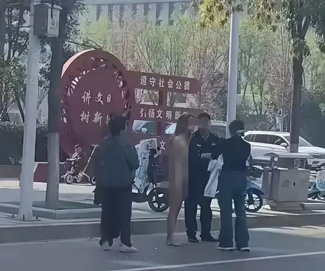 太心疼!美女全裸走在大街上亲友曝原因,视频曝光,颜值身材一流