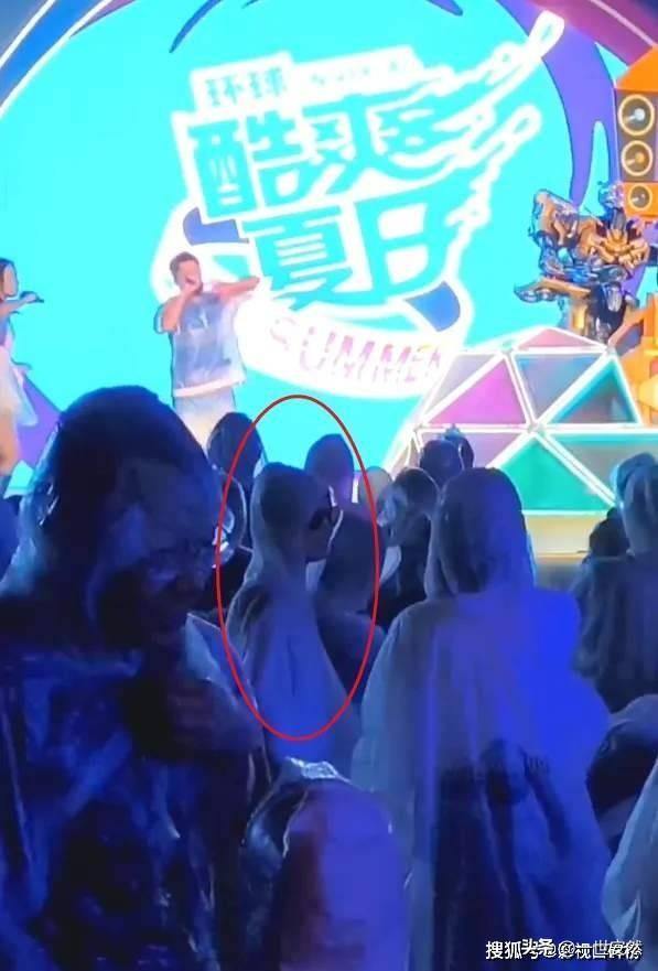 马伊琍带着女儿蹦迪,穿着雨衣在人群中肆意跳舞,活力四射