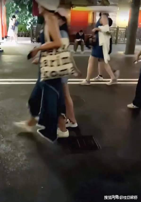 马伊琍带着女儿蹦迪,穿着雨衣在人群中肆意跳舞,活力四射