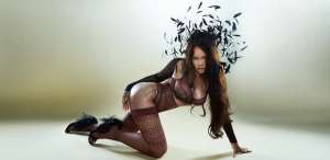 美女黑色丝内衣(蕾哈娜新写真引爆网络，黑色内衣尽显性感风情)