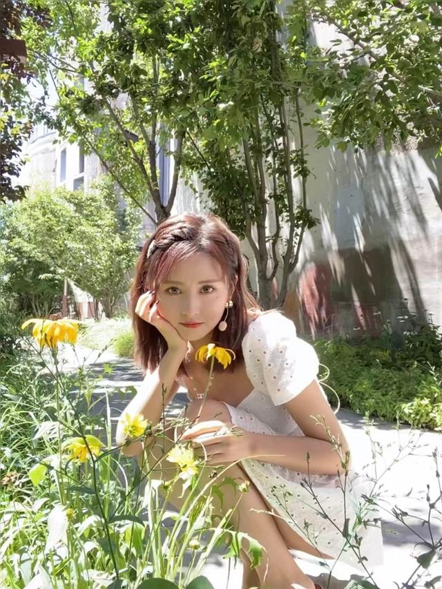 人比花娇!美女体育主播小南绝美身材 泡泡公主裙展现醉人笑容