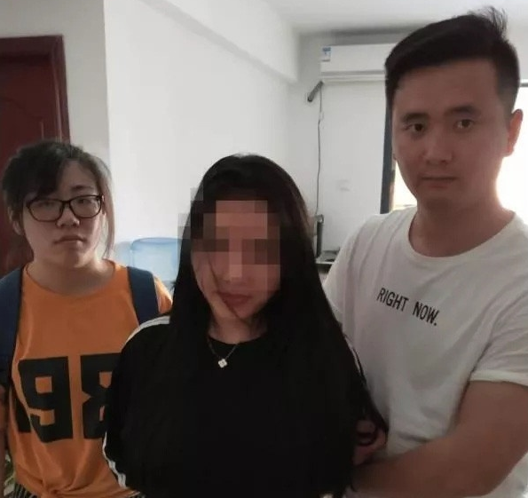 成人直播间:女大学生在宿舍当色情主播