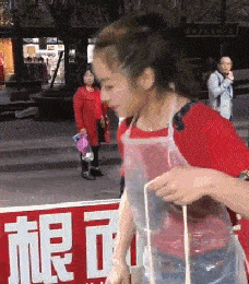 太抢镜了!上海一女子地铁穿搭太靓眼,有男乘客竟然坐过站了!