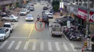 4美女穿女装(“旗袍美女”女装店偷裙子，被抓后脱去旗袍，店主看傻眼)
