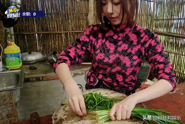 女主播躺按摩椅直播,刷飞机“加钟1分钟”,男友视角违规被警告