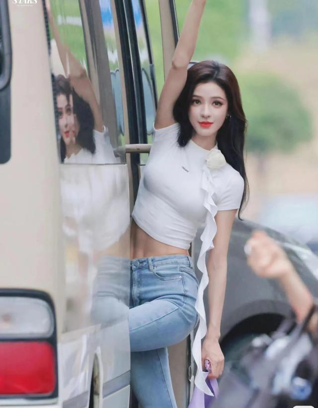 张予曦蓝色紧身牛仔裤,修长美腿性感美臀太迷人了!