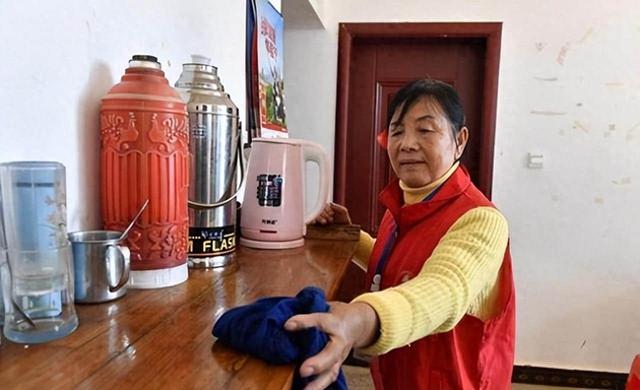 少女竟被大叔带到酒店,美女主动脱去衣服,献身五十岁的老男人!