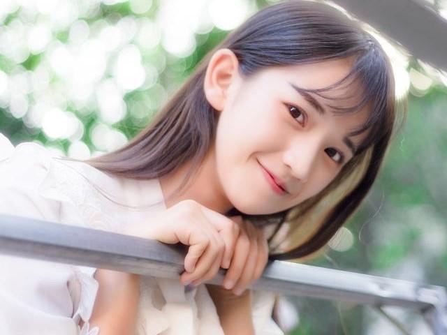 小说：同学嘲笑小伙是保安，哪知下一刻，女总裁过来搂着保安