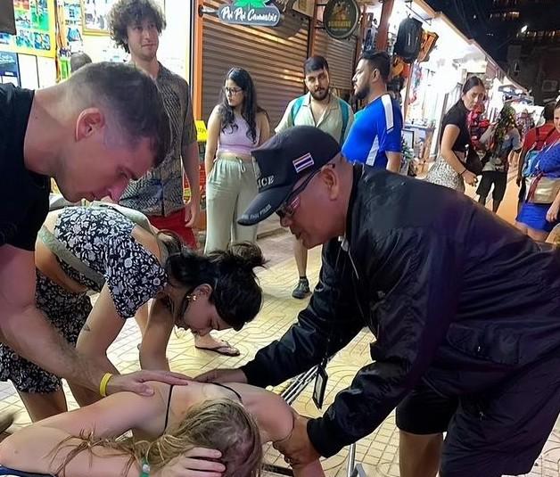 俩外国女孩在泰国醉到昏迷,近乎赤身很狼狈,被抬上手推车引围观