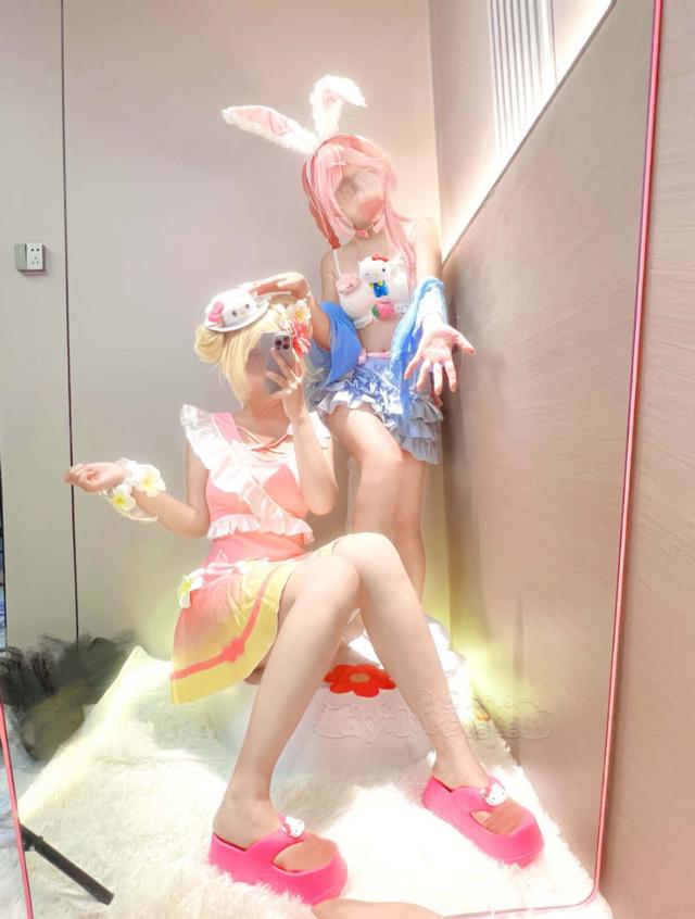 王者Coser姐妹花,泳装美女超好看,纤纤玉足好诱惑