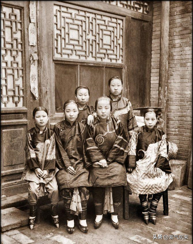 罕见照片:日本女人竟如此开放大胆,女学生脱光衣服全身赤裸上课