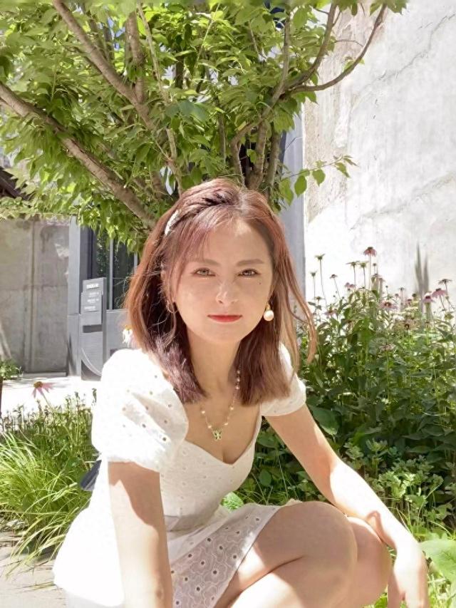人比花娇!美女体育主播小南绝美身材 泡泡公主裙展现醉人笑容