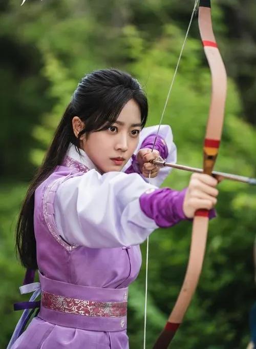 她是韩剧神颜级美女,曾爱过知名男星,最终却选择嫁给圈外素人。
