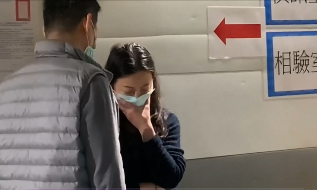 22岁女歌手坠亡,尸检结果曝光死因,母亲看到最后影像崩溃痛哭