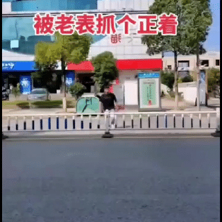 太抢镜了!上海一女子地铁穿搭太靓眼,有男乘客竟然坐过站了!