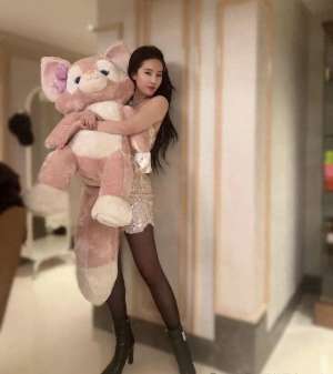 皮衣美女大胆(37岁刘亦菲现身晚会真胆大，穿皮衣搭黑丝袜，天仙美的太超前了)