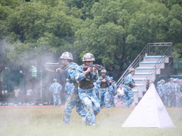 军训上演真人版“穿越火线”:跃过三角锥、穿过火龙圈、绕过铁丝网……