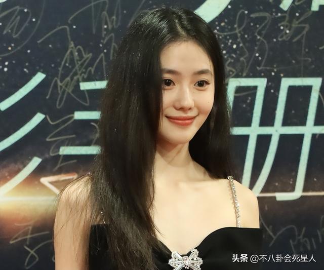 明明是美女,笑起来却很“恐怖”,这6位女星,不笑美艳一笑瘆人