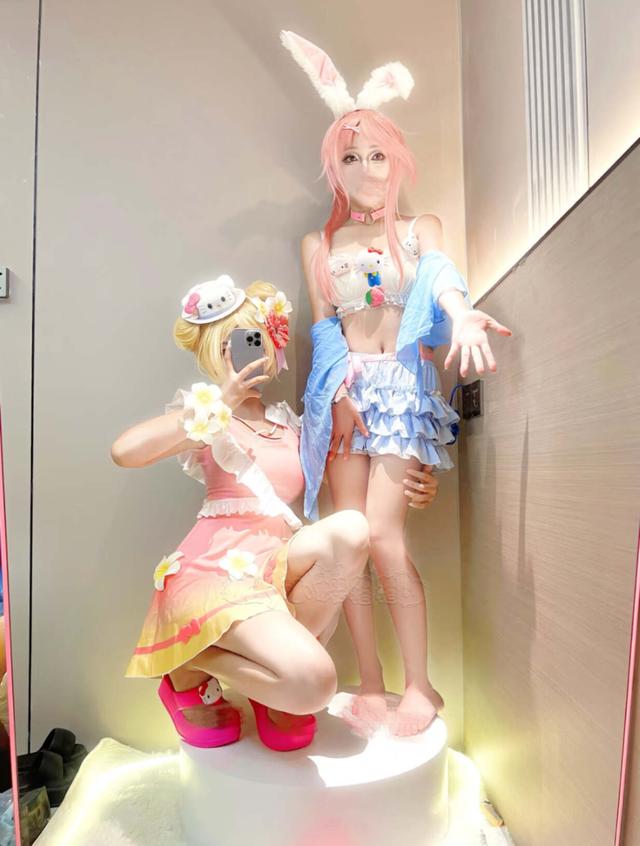 王者Coser姐妹花,泳装美女超好看,纤纤玉足好诱惑
