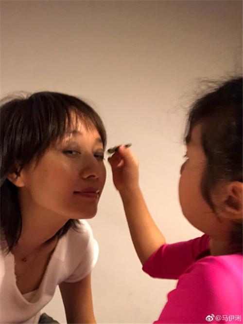 马伊琍女儿给她化妆下手太狠,晃眼以为是文章