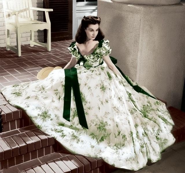 1956年,43岁的费雯丽和30岁的梦露同框,对比惨烈,美人也怕迟暮