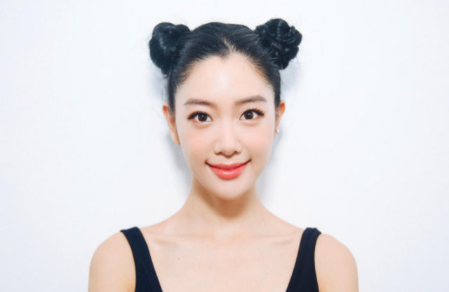 亚洲第一美女克拉拉嘴叼金链子,大锁链比手指还粗,扭腰俏皮扮嫩