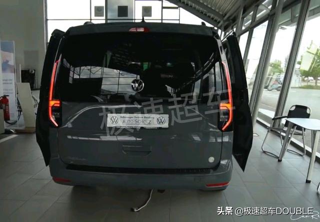 2023版大众开迪实拍,侧滑门+1.5T,质感满满,立柱尾灯更帅气