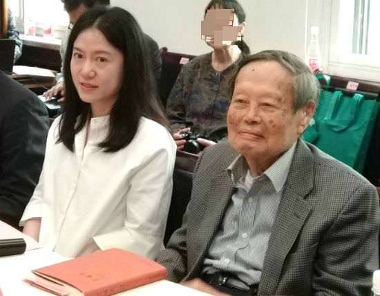 杨振宁精神矍铄与妻子合体亮相,44岁翁帆发福水肿,憔悴了不少